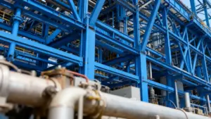 Struttura industriale in acciaio con tubature in primo piano.