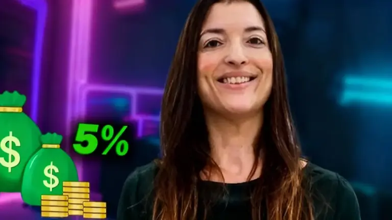 Donna sorridente con sfondo digitale e simboli di denaro e tasso del 5%