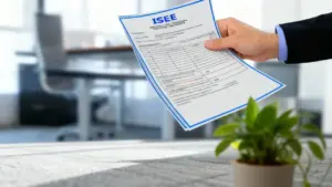 Una mano tiene un documento ISEE in un ufficio