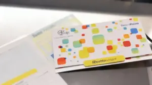 Un libretto di risparmio BancoPosta su un tavolo, accanto a documenti.