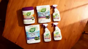 Prodotti per il giardinaggio disposti su un tavolo in legno