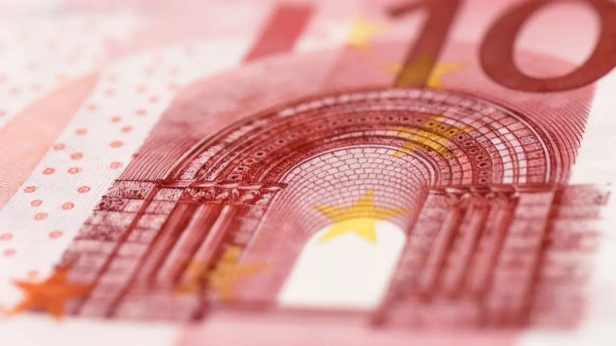 Dettaglio ravvicinato di una banconota da 10 euro con elementi architettonici