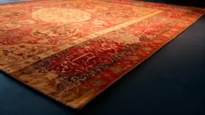 Dettaglio ravvicinato di un tappeto persiano con motivi ornamentali complessi e colori caldi