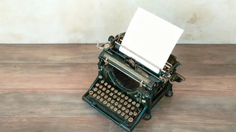 Vecchia macchina da scrivere su un tavolo di legno con un foglio inserito