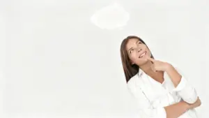 Persona pensierosa su sfondo chiaro con espressione riflessiva