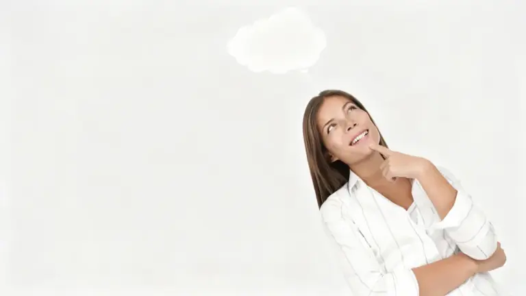 Persona pensierosa su sfondo chiaro con espressione riflessiva