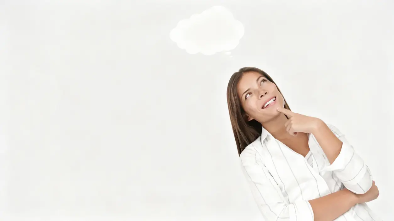 Persona pensierosa su sfondo chiaro con espressione riflessiva