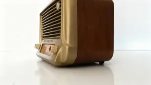 Radio portatile vintage degli anni '70 con finiture in legno e manopole frontali