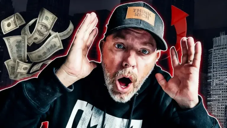 Persona sorpresa con cappello e banconote fluttuanti su sfondo urbano